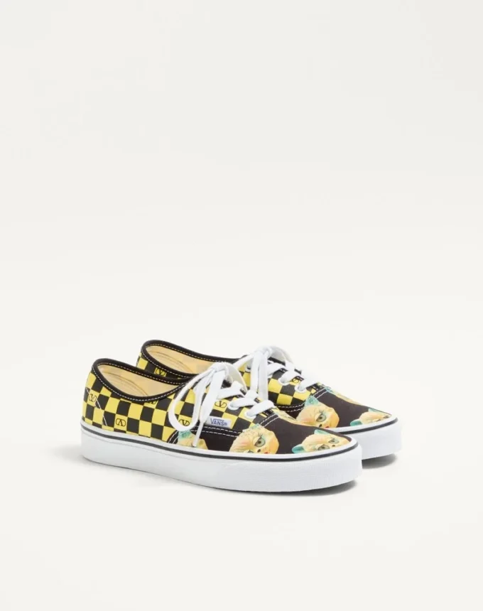 Valentino Garavani und Vans Low-Top-Sneaker aus Stoff mit VLogo-Schachbrettmuster und Le Chat De La Maison-Print Valentino Garavani und Vans Low-Top-Sneaker aus Stoff mit VLogo-Schachbrettmuster und Le Chat De La Maison-Print