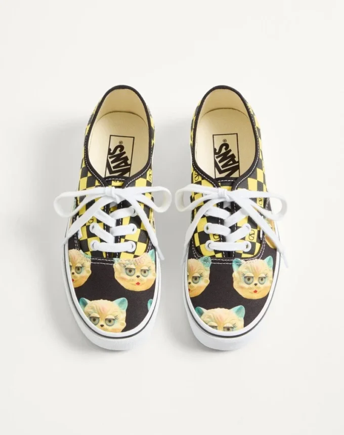Valentino Garavani und Vans Low-Top-Sneaker aus Stoff mit VLogo-Schachbrettmuster und Le Chat De La Maison-Print Valentino Garavani und Vans Low-Top-Sneaker aus Stoff mit VLogo-Schachbrettmuster und Le Chat De La Maison-Print