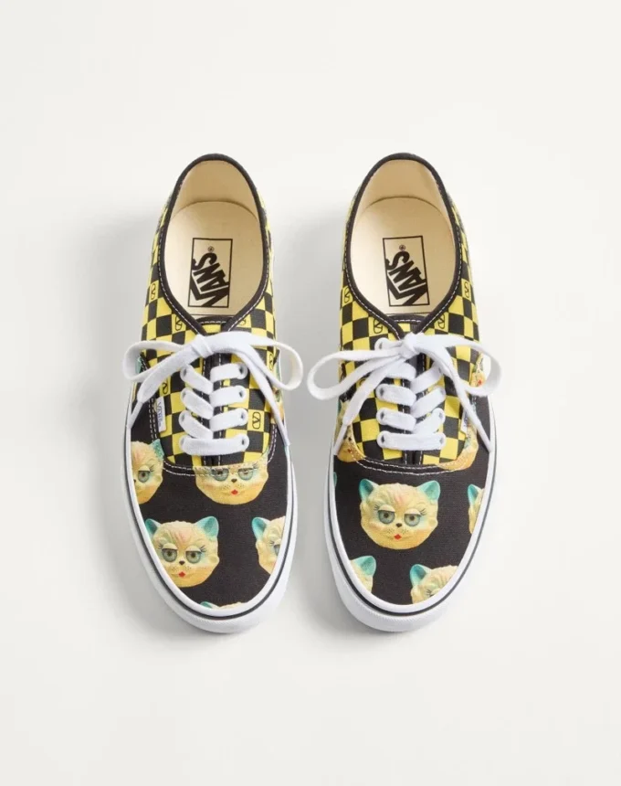 Valentino Garavani und Vans Low-Top-Sneaker aus Stoff mit VLogo-Schachbrettmuster und Le Chat De La Maison-Print Valentino Garavani und Vans Low-Top-Sneaker aus Stoff mit VLogo-Schachbrettmuster und Le Chat De La Maison-Print