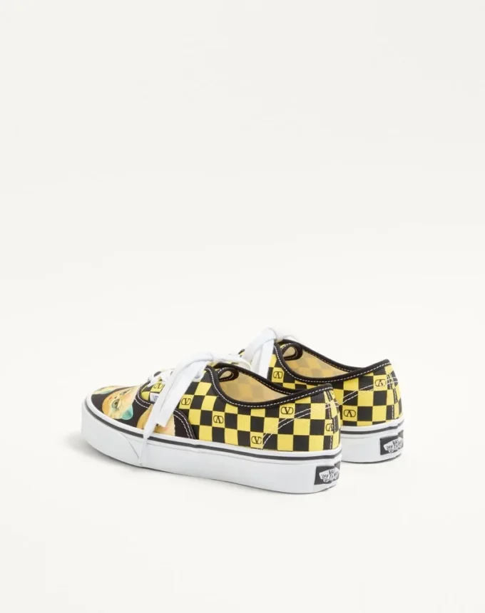 Valentino Garavani und Vans Low-Top-Sneaker aus Stoff mit VLogo-Schachbrettmuster und Le Chat De La Maison-Print Valentino Garavani und Vans Low-Top-Sneaker aus Stoff mit VLogo-Schachbrettmuster und Le Chat De La Maison-Print