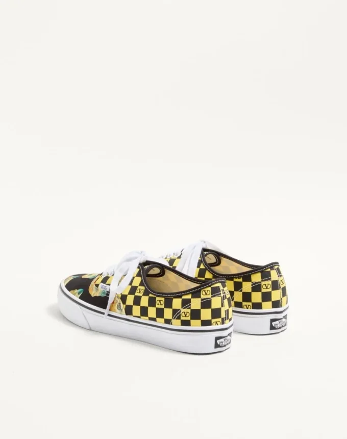 Valentino Garavani und Vans Low-Top-Sneaker aus Stoff mit VLogo-Schachbrettmuster und Le Chat De La Maison-Print Valentino Garavani und Vans Low-Top-Sneaker aus Stoff mit VLogo-Schachbrettmuster und Le Chat De La Maison-Print