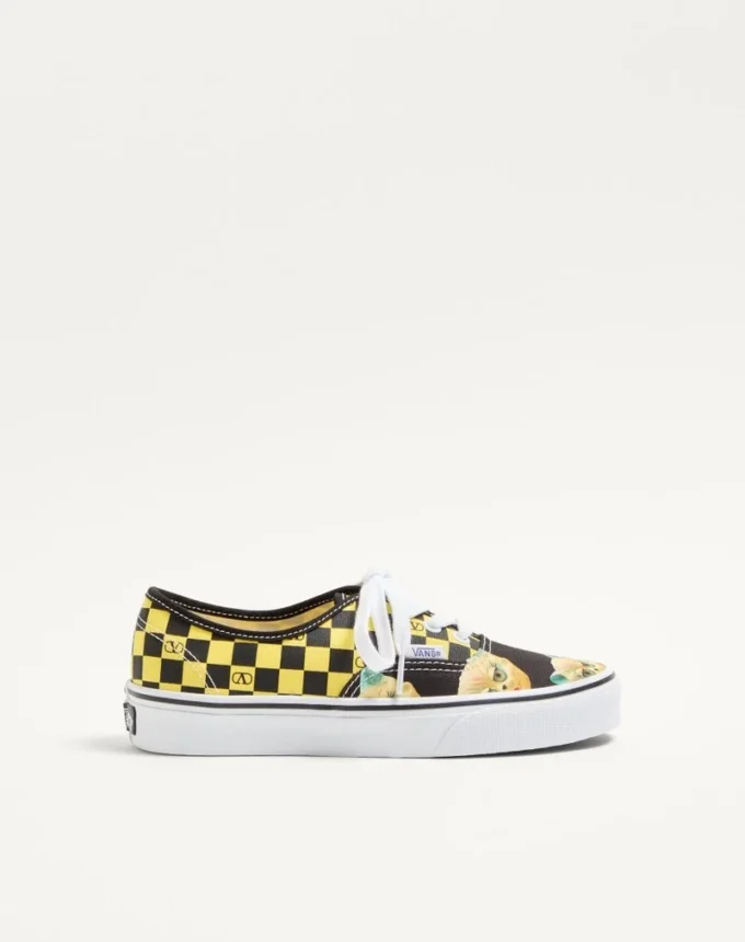 Valentino Garavani und Vans Low-Top-Sneaker aus Stoff mit VLogo-Schachbrettmuster und Le Chat De La Maison-Print Valentino Garavani und Vans Low-Top-Sneaker aus Stoff mit VLogo-Schachbrettmuster und Le Chat De La Maison-Print