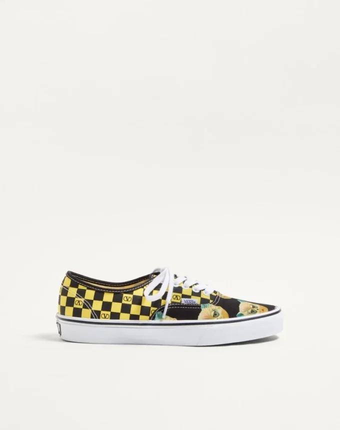 Valentino Garavani und Vans Low-Top-Sneaker aus Stoff mit VLogo-Schachbrettmuster und Le Chat De La Maison-Print Valentino Garavani und Vans Low-Top-Sneaker aus Stoff mit VLogo-Schachbrettmuster und Le Chat De La Maison-Print