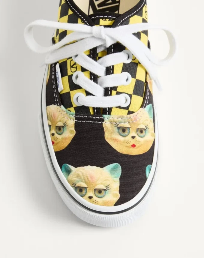 Valentino Garavani und Vans Low-Top-Sneaker aus Stoff mit VLogo-Schachbrettmuster und Le Chat De La Maison-Print Valentino Garavani und Vans Low-Top-Sneaker aus Stoff mit VLogo-Schachbrettmuster und Le Chat De La Maison-Print