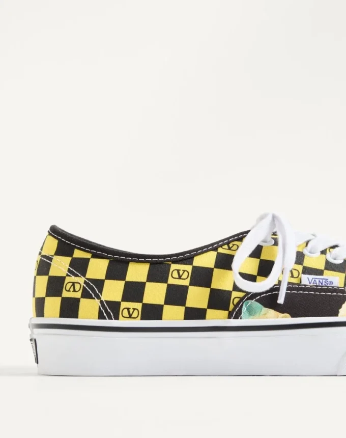 Valentino Garavani und Vans Low-Top-Sneaker aus Stoff mit VLogo-Schachbrettmuster und Le Chat De La Maison-Print Valentino Garavani und Vans Low-Top-Sneaker aus Stoff mit VLogo-Schachbrettmuster und Le Chat De La Maison-Print
