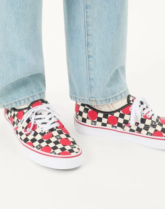 Valentino Garavani und Vans Low-Top-Sneaker aus Stoff mit VLogo-Schachbrettmuster und Polka-Dot-Detail Valentino Garavani und Vans Low-Top-Sneaker aus Stoff mit VLogo-Schachbrettmuster und Polka-Dot-Detail