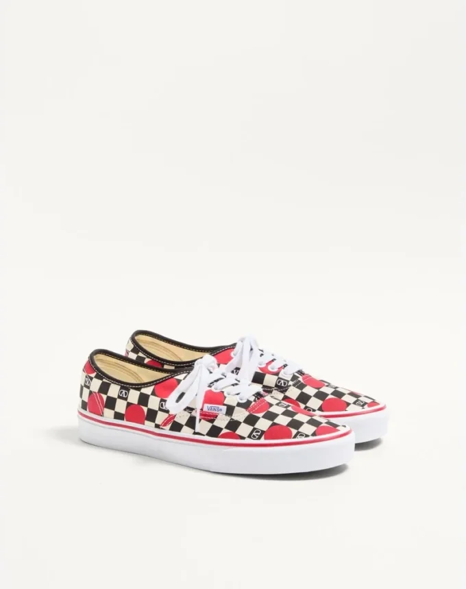 Valentino Garavani und Vans Low-Top-Sneaker aus Stoff mit VLogo-Schachbrettmuster und Polka-Dot-Detail Valentino Garavani und Vans Low-Top-Sneaker aus Stoff mit VLogo-Schachbrettmuster und Polka-Dot-Detail