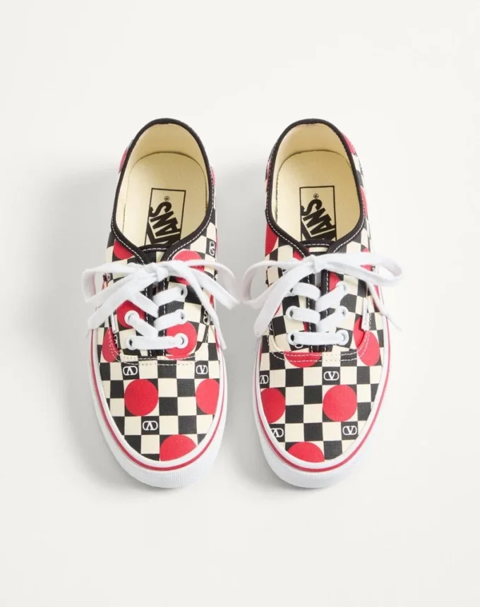 Valentino Garavani und Vans Low-Top-Sneaker aus Stoff mit VLogo-Schachbrettmuster und Polka-Dot-Detail Valentino Garavani und Vans Low-Top-Sneaker aus Stoff mit VLogo-Schachbrettmuster und Polka-Dot-Detail