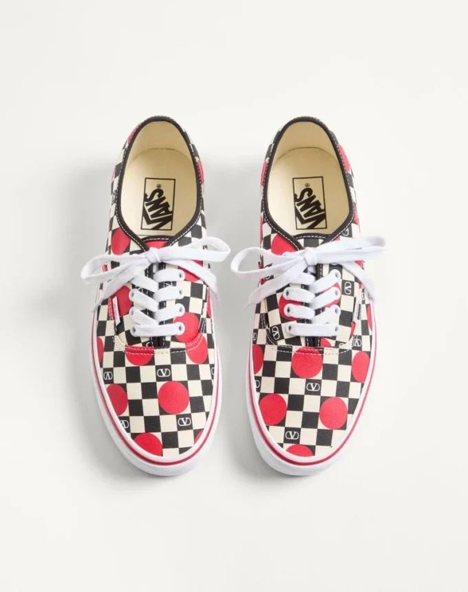 Valentino Garavani und Vans Low-Top-Sneaker aus Stoff mit VLogo-Schachbrettmuster und Polka-Dot-Detail Valentino Garavani und Vans Low-Top-Sneaker aus Stoff mit VLogo-Schachbrettmuster und Polka-Dot-Detail