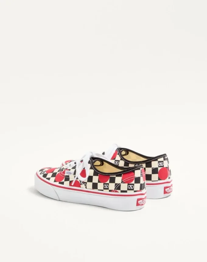 Valentino Garavani und Vans Low-Top-Sneaker aus Stoff mit VLogo-Schachbrettmuster und Polka-Dot-Detail Valentino Garavani und Vans Low-Top-Sneaker aus Stoff mit VLogo-Schachbrettmuster und Polka-Dot-Detail