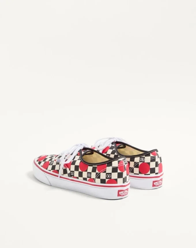 Valentino Garavani und Vans Low-Top-Sneaker aus Stoff mit VLogo-Schachbrettmuster und Polka-Dot-Detail Valentino Garavani und Vans Low-Top-Sneaker aus Stoff mit VLogo-Schachbrettmuster und Polka-Dot-Detail