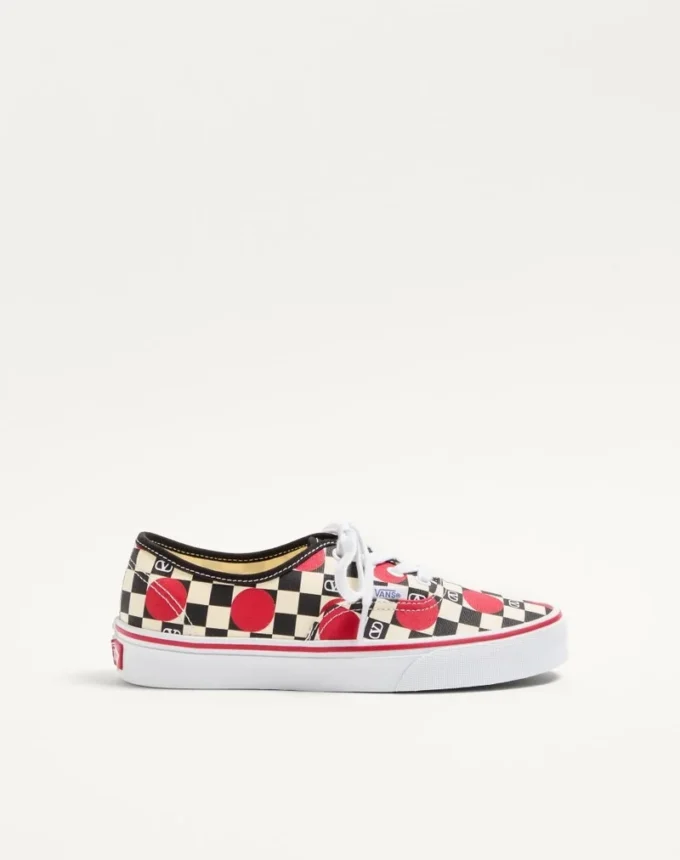Valentino Garavani und Vans Low-Top-Sneaker aus Stoff mit VLogo-Schachbrettmuster und Polka-Dot-Detail Valentino Garavani und Vans Low-Top-Sneaker aus Stoff mit VLogo-Schachbrettmuster und Polka-Dot-Detail