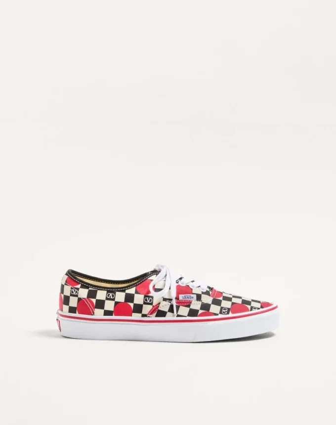 Valentino Garavani und Vans Low-Top-Sneaker aus Stoff mit VLogo-Schachbrettmuster und Polka-Dot-Detail Valentino Garavani und Vans Low-Top-Sneaker aus Stoff mit VLogo-Schachbrettmuster und Polka-Dot-Detail