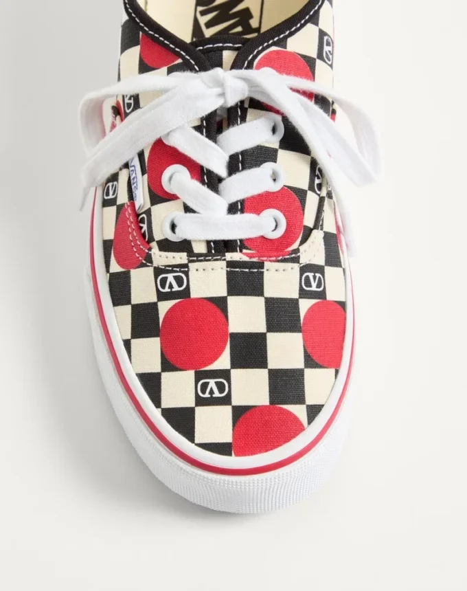 Valentino Garavani und Vans Low-Top-Sneaker aus Stoff mit VLogo-Schachbrettmuster und Polka-Dot-Detail Valentino Garavani und Vans Low-Top-Sneaker aus Stoff mit VLogo-Schachbrettmuster und Polka-Dot-Detail