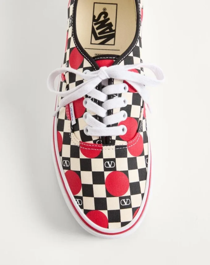 Valentino Garavani und Vans Low-Top-Sneaker aus Stoff mit VLogo-Schachbrettmuster und Polka-Dot-Detail Valentino Garavani und Vans Low-Top-Sneaker aus Stoff mit VLogo-Schachbrettmuster und Polka-Dot-Detail
