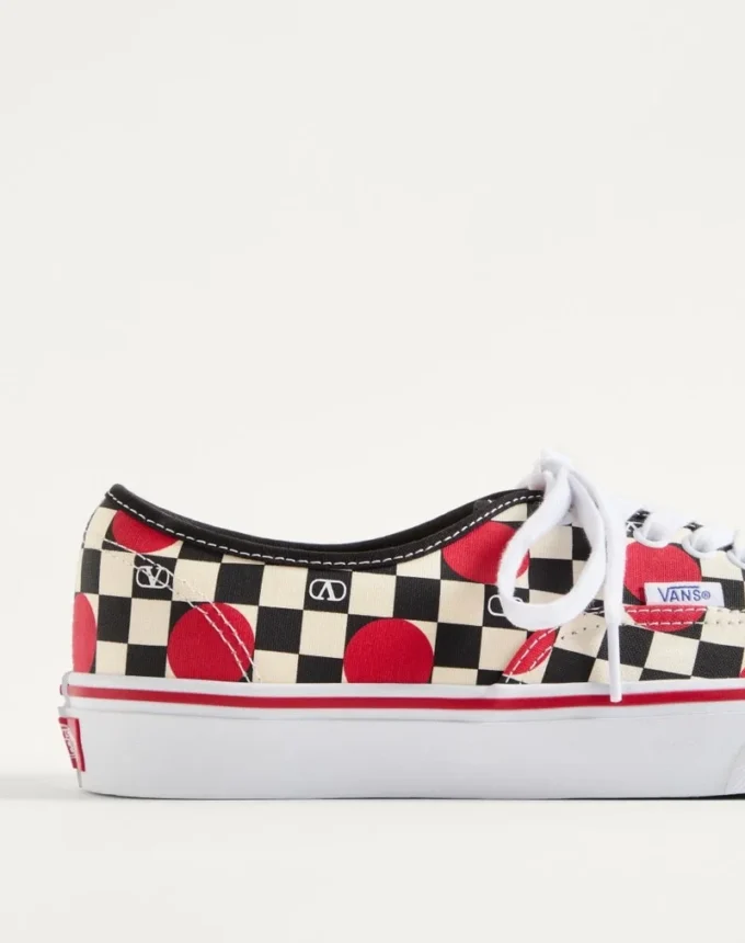 Valentino Garavani und Vans Low-Top-Sneaker aus Stoff mit VLogo-Schachbrettmuster und Polka-Dot-Detail Valentino Garavani und Vans Low-Top-Sneaker aus Stoff mit VLogo-Schachbrettmuster und Polka-Dot-Detail