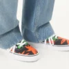 Valentino Garavani und Vans Low-Top-Stoff-Sneaker mit VLogo-Schachbrettmuster und tropischem Blattmuster Valentino Garavani und Vans Low-Top-Stoff-Sneaker mit VLogo-Schachbrettmuster und tropischem Blattmuster