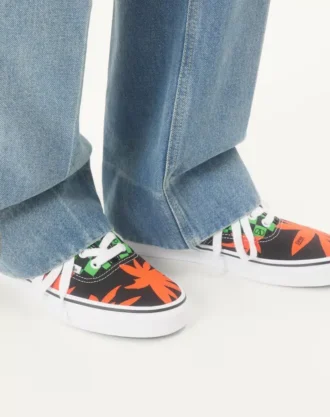 Valentino Garavani und Vans Low-Top-Stoff-Sneaker mit VLogo-Schachbrettmuster und tropischem Blattmuster Valentino Garavani und Vans Low-Top-Stoff-Sneaker mit VLogo-Schachbrettmuster und tropischem Blattmuster