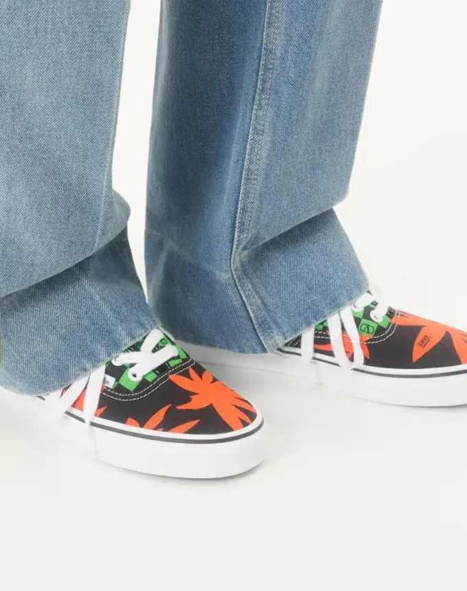 Valentino Garavani und Vans Low-Top-Stoff-Sneaker mit VLogo-Schachbrettmuster und tropischem Blattmuster Valentino Garavani und Vans Low-Top-Stoff-Sneaker mit VLogo-Schachbrettmuster und tropischem Blattmuster