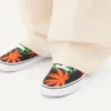 Valentino Garavani und Vans Low-Top-Stoff-Sneaker mit VLogo-Schachbrettmuster und tropischem Blattmuster Valentino Garavani und Vans Low-Top-Stoff-Sneaker mit VLogo-Schachbrettmuster und tropischem Blattmuster