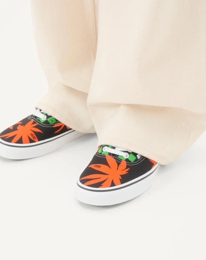Valentino Garavani und Vans Low-Top-Stoff-Sneaker mit VLogo-Schachbrettmuster und tropischem Blattmuster Valentino Garavani und Vans Low-Top-Stoff-Sneaker mit VLogo-Schachbrettmuster und tropischem Blattmuster