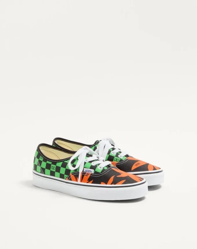 Valentino Garavani und Vans Low-Top-Stoff-Sneaker mit VLogo-Schachbrettmuster und tropischem Blattmuster Valentino Garavani und Vans Low-Top-Stoff-Sneaker mit VLogo-Schachbrettmuster und tropischem Blattmuster