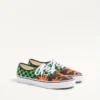 Valentino Garavani und Vans Low-Top-Stoff-Sneaker mit VLogo-Schachbrettmuster und tropischem Blattmuster Valentino Garavani und Vans Low-Top-Stoff-Sneaker mit VLogo-Schachbrettmuster und tropischem Blattmuster