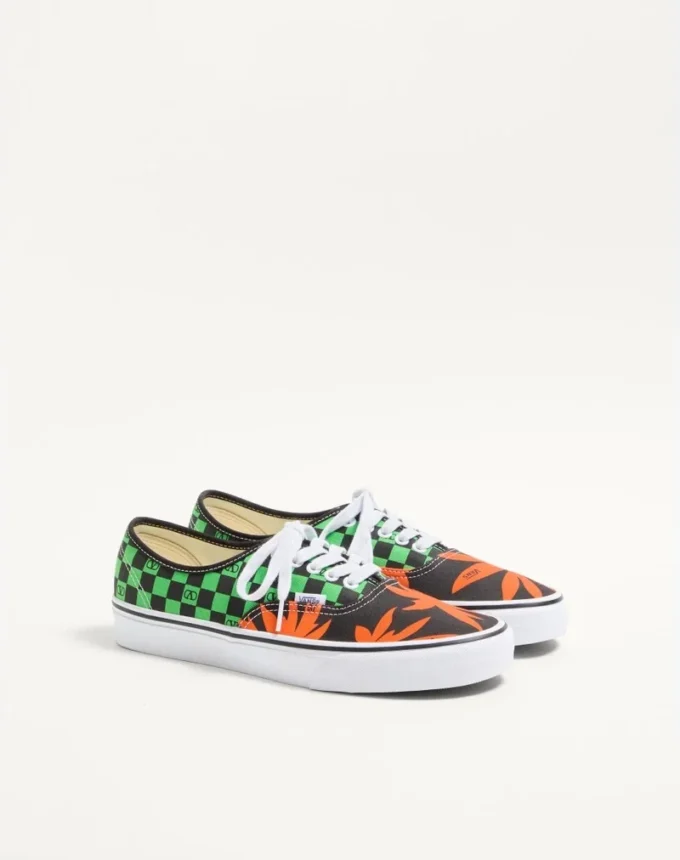 Valentino Garavani und Vans Low-Top-Stoff-Sneaker mit VLogo-Schachbrettmuster und tropischem Blattmuster Valentino Garavani und Vans Low-Top-Stoff-Sneaker mit VLogo-Schachbrettmuster und tropischem Blattmuster