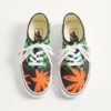 Valentino Garavani und Vans Low-Top-Stoff-Sneaker mit VLogo-Schachbrettmuster und tropischem Blattmuster Valentino Garavani und Vans Low-Top-Stoff-Sneaker mit VLogo-Schachbrettmuster und tropischem Blattmuster