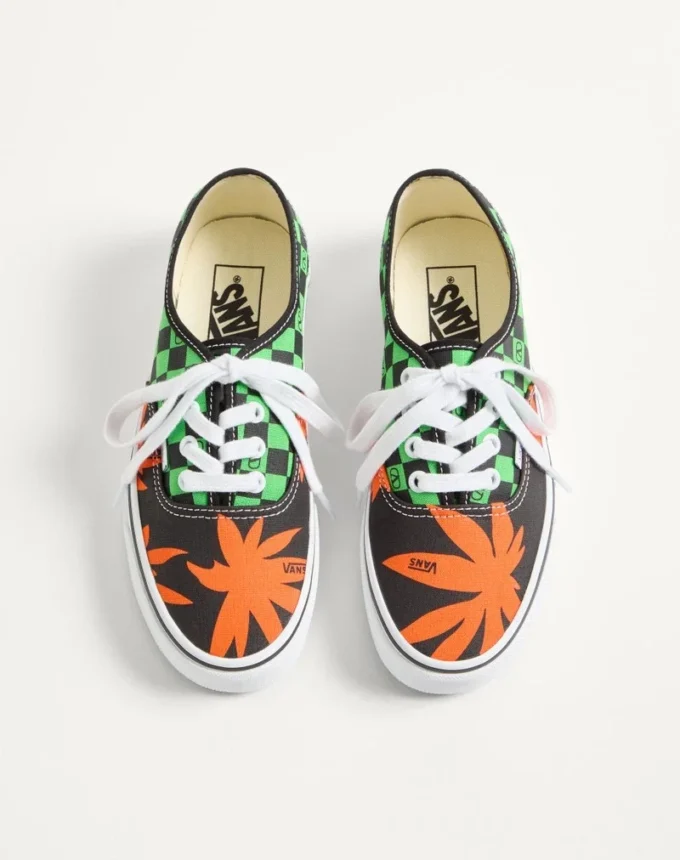 Valentino Garavani und Vans Low-Top-Stoff-Sneaker mit VLogo-Schachbrettmuster und tropischem Blattmuster Valentino Garavani und Vans Low-Top-Stoff-Sneaker mit VLogo-Schachbrettmuster und tropischem Blattmuster