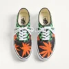 Valentino Garavani und Vans Low-Top-Stoff-Sneaker mit VLogo-Schachbrettmuster und tropischem Blattmuster Valentino Garavani und Vans Low-Top-Stoff-Sneaker mit VLogo-Schachbrettmuster und tropischem Blattmuster