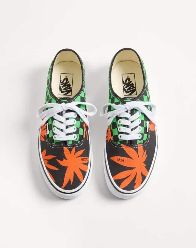 Valentino Garavani und Vans Low-Top-Stoff-Sneaker mit VLogo-Schachbrettmuster und tropischem Blattmuster Valentino Garavani und Vans Low-Top-Stoff-Sneaker mit VLogo-Schachbrettmuster und tropischem Blattmuster