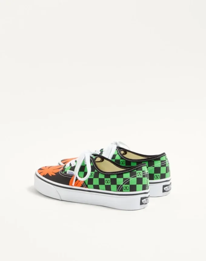 Valentino Garavani und Vans Low-Top-Stoff-Sneaker mit VLogo-Schachbrettmuster und tropischem Blattmuster Valentino Garavani und Vans Low-Top-Stoff-Sneaker mit VLogo-Schachbrettmuster und tropischem Blattmuster