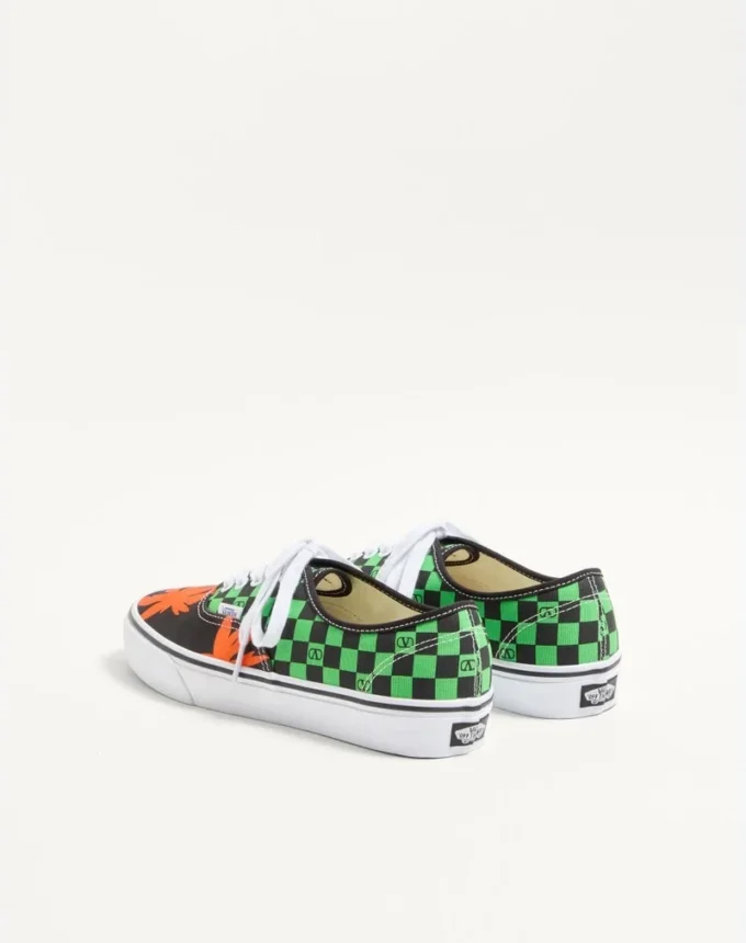 Valentino Garavani und Vans Low-Top-Stoff-Sneaker mit VLogo-Schachbrettmuster und tropischem Blattmuster Valentino Garavani und Vans Low-Top-Stoff-Sneaker mit VLogo-Schachbrettmuster und tropischem Blattmuster