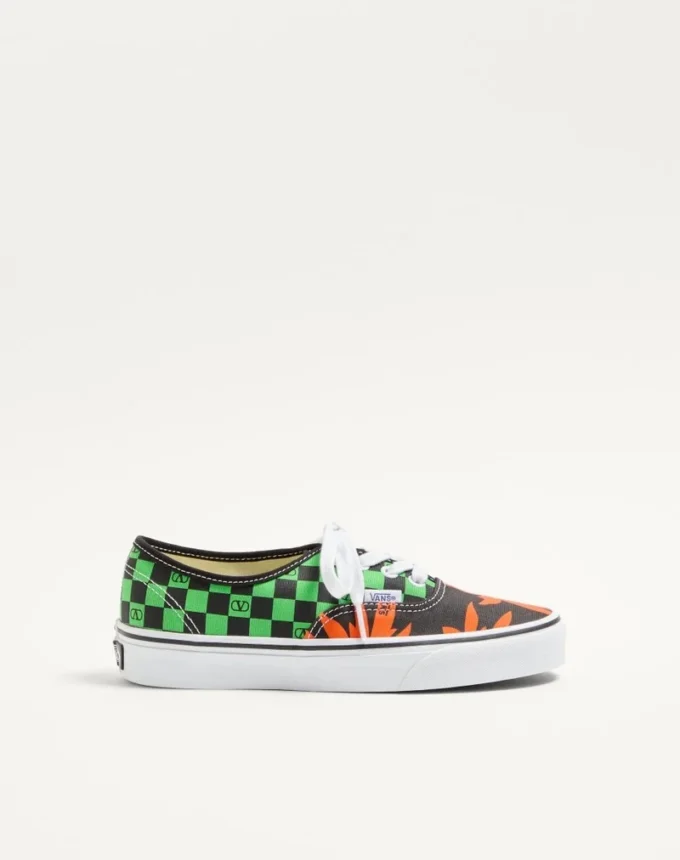 Valentino Garavani und Vans Low-Top-Stoff-Sneaker mit VLogo-Schachbrettmuster und tropischem Blattmuster Valentino Garavani und Vans Low-Top-Stoff-Sneaker mit VLogo-Schachbrettmuster und tropischem Blattmuster