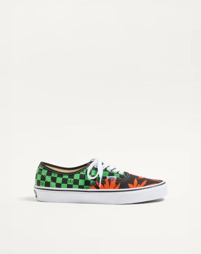 Valentino Garavani und Vans Low-Top-Stoff-Sneaker mit VLogo-Schachbrettmuster und tropischem Blattmuster Valentino Garavani und Vans Low-Top-Stoff-Sneaker mit VLogo-Schachbrettmuster und tropischem Blattmuster