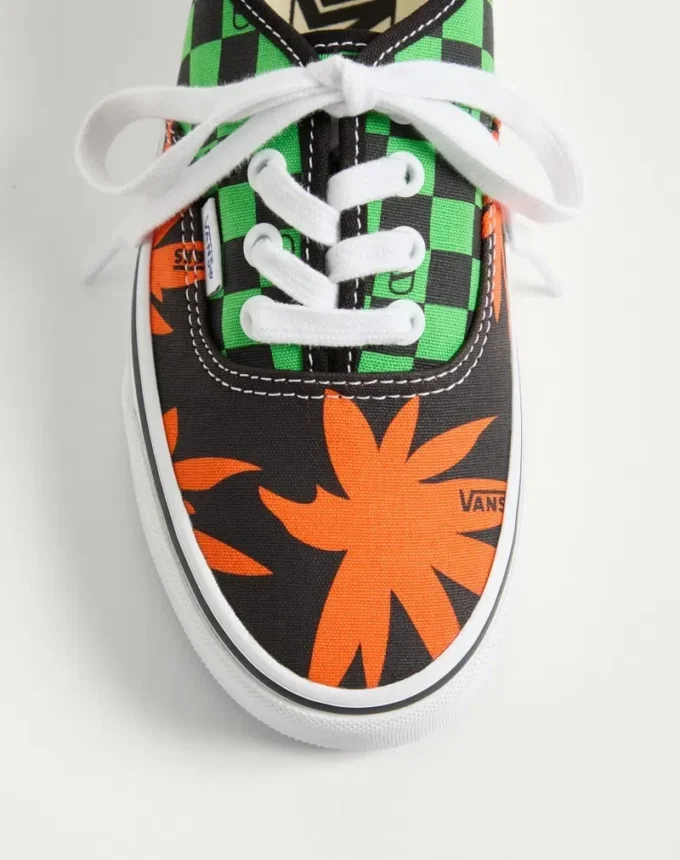 Valentino Garavani und Vans Low-Top-Stoff-Sneaker mit VLogo-Schachbrettmuster und tropischem Blattmuster Valentino Garavani und Vans Low-Top-Stoff-Sneaker mit VLogo-Schachbrettmuster und tropischem Blattmuster
