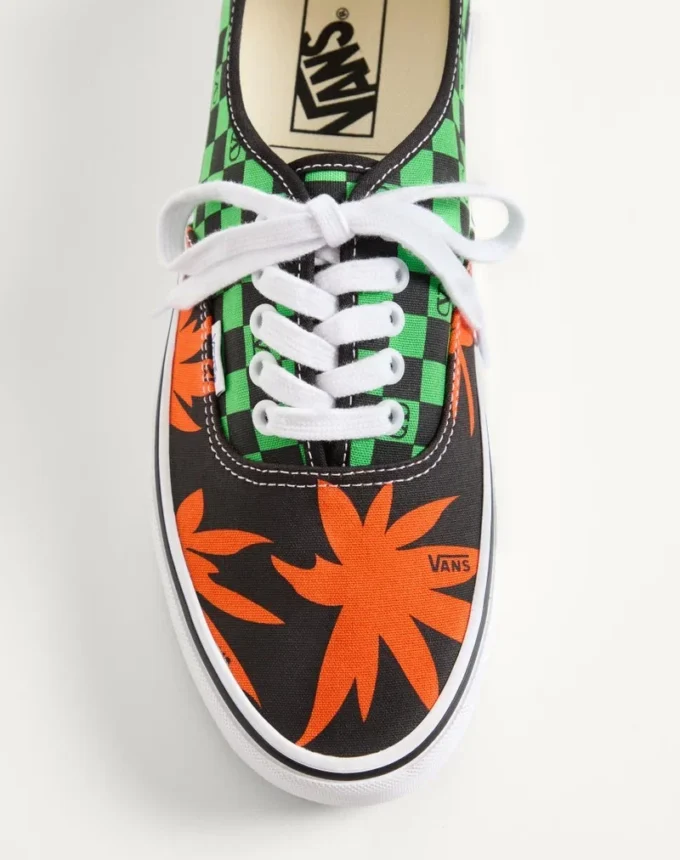Valentino Garavani und Vans Low-Top-Stoff-Sneaker mit VLogo-Schachbrettmuster und tropischem Blattmuster Valentino Garavani und Vans Low-Top-Stoff-Sneaker mit VLogo-Schachbrettmuster und tropischem Blattmuster