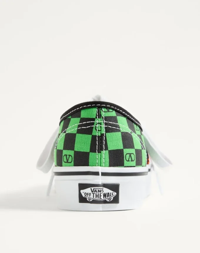 Valentino Garavani und Vans Low-Top-Stoff-Sneaker mit VLogo-Schachbrettmuster und tropischem Blattmuster Valentino Garavani und Vans Low-Top-Stoff-Sneaker mit VLogo-Schachbrettmuster und tropischem Blattmuster