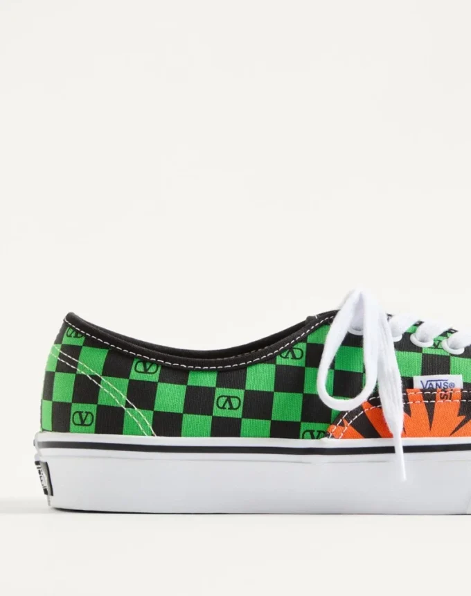 Valentino Garavani und Vans Low-Top-Stoff-Sneaker mit VLogo-Schachbrettmuster und tropischem Blattmuster Valentino Garavani und Vans Low-Top-Stoff-Sneaker mit VLogo-Schachbrettmuster und tropischem Blattmuster