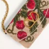 Valentino Garavani Vain bestickte Schulter-Clutch mit Cherryfic-Muster Valentino Garavani Vain bestickte Schulter-Clutch mit Cherryfic-Muster