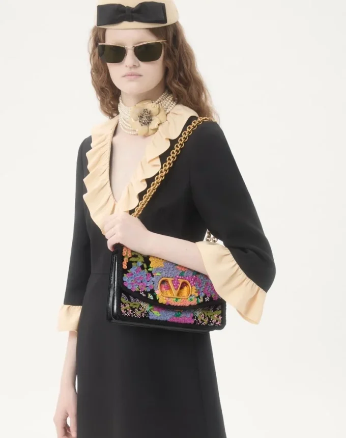 Valentino Garavani Vain bestickte Umhängetasche Valentino Garavani Vain bestickte Umhängetasche