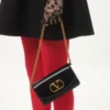 Valentino Garavani Vain Clutch aus glänzendem Kalbsleder Valentino Garavani Vain Clutch aus glänzendem Kalbsleder