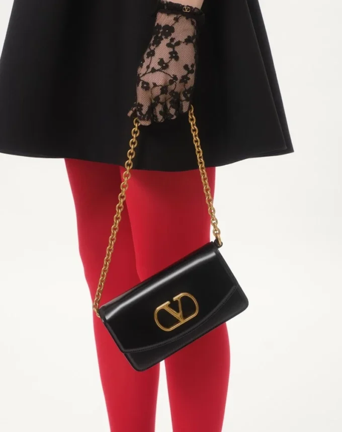 Valentino Garavani Vain Clutch aus glänzendem Kalbsleder Valentino Garavani Vain Clutch aus glänzendem Kalbsleder