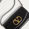 Valentino Garavani Vain Clutch aus glänzendem Kalbsleder Valentino Garavani Vain Clutch aus glänzendem Kalbsleder