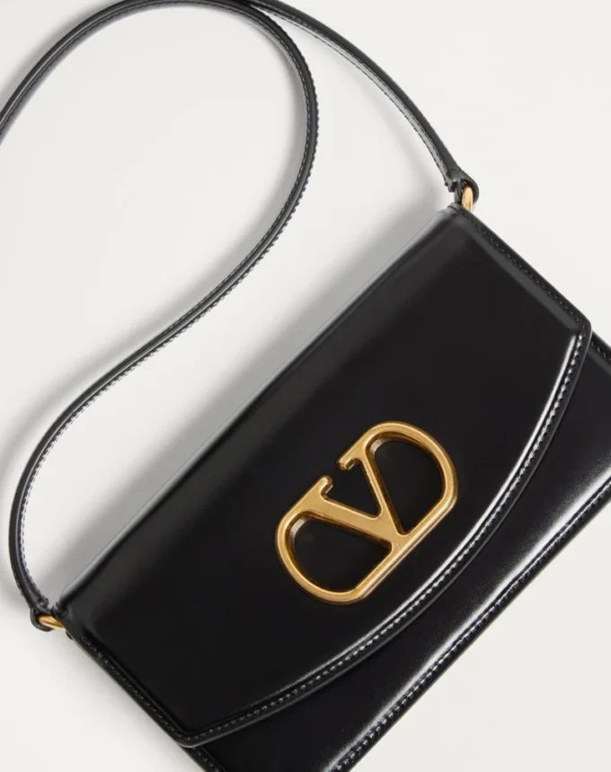 Valentino Garavani Vain Clutch aus glänzendem Kalbsleder Valentino Garavani Vain Clutch aus glänzendem Kalbsleder