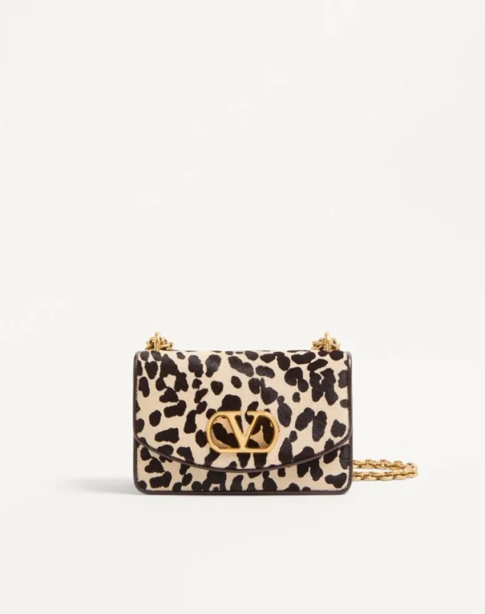 Valentino Garavani Vain Kleine Umhängetasche aus Kalbsleder mit Pony-Effekt und Animalier-Print Valentino Garavani Vain Kleine Umhängetasche aus Kalbsleder mit Pony-Effekt und Animalier-Print