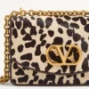 Valentino Garavani Vain Kleine Umhängetasche aus Kalbsleder mit Pony-Effekt und Animalier-Print Valentino Garavani Vain Kleine Umhängetasche aus Kalbsleder mit Pony-Effekt und Animalier-Print