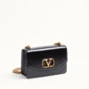 Valentino Garavani Vain Schultertasche aus glänzendem Kalbsleder Valentino Garavani Vain Schultertasche aus glänzendem Kalbsleder