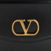 Valentino Garavani Vain Schultertasche aus glänzendem Kalbsleder Valentino Garavani Vain Schultertasche aus glänzendem Kalbsleder